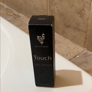 Younique Mineral Touch Liquid Foundation EYELET